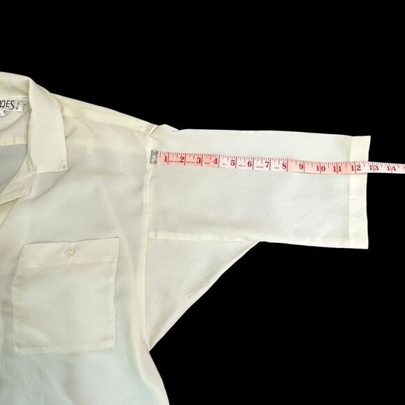 Features Short sleeve cream crepe blouse size 12 - Picture 9 of 9